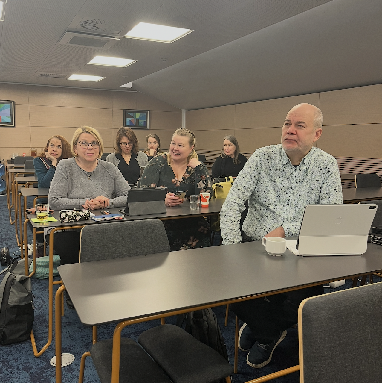 Hallituksen jäseniä kokouksessa Akavatalolla.